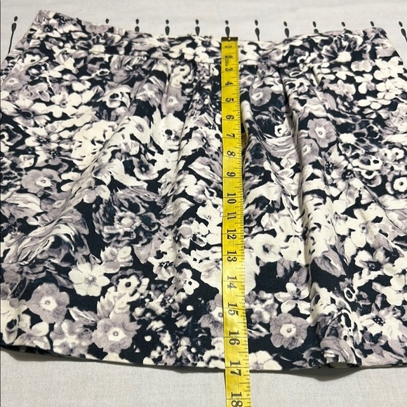 Gap Black and White floral print Mini Skirt. Size 10 - Picture 7 of 7
